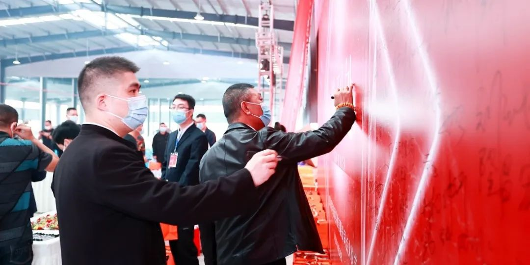 Тепло отпразднуйте Сычуань ГуаньЮй ГлассIndustrial Co., Ltd. был зажжен и запущен в производство-8