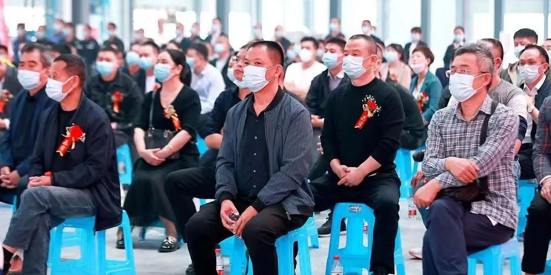 Тепло отпразднуйте Сычуань ГуаньЮй ГлассIndustrial Co., Ltd. был зажжен и запущен в производство-12