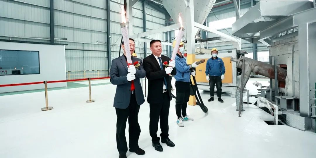 Тепло отпразднуйте Сычуань ГуаньЮй ГлассIndustrial Co., Ltd. был зажжен и запущен в производство-17